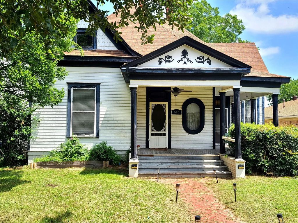 615 W Gandy Street, Denison