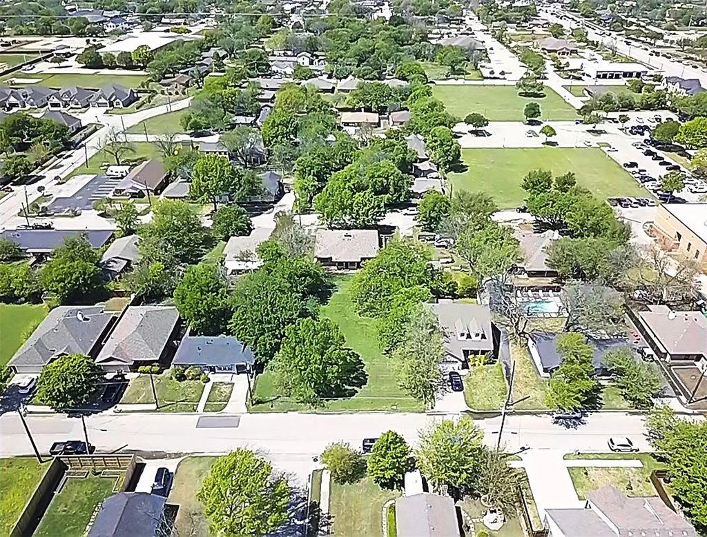 138 College Street S, Keller