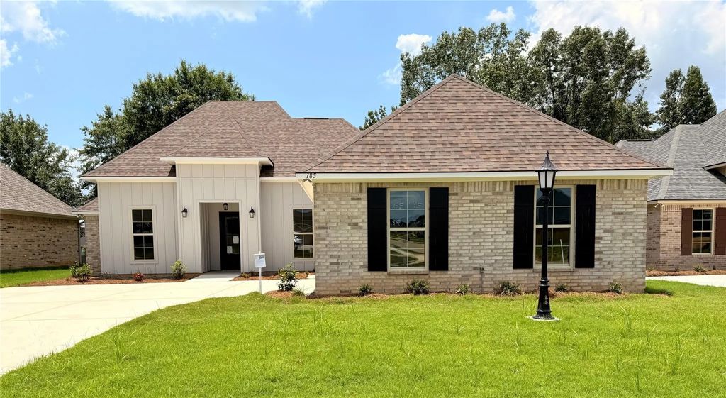 185 Lessie Drive, Stonewall