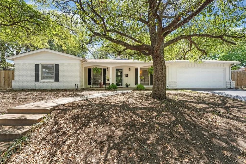 2212 Charboneau Street, Waco