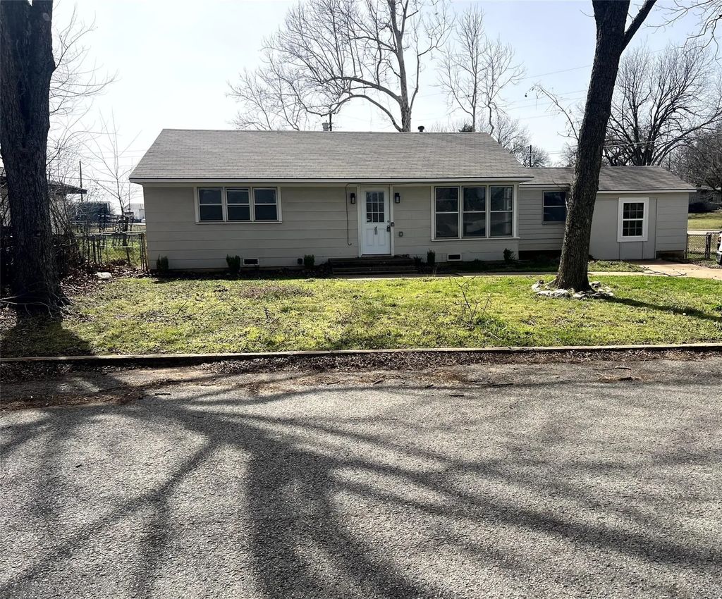 2912 W Elm Street, Denison