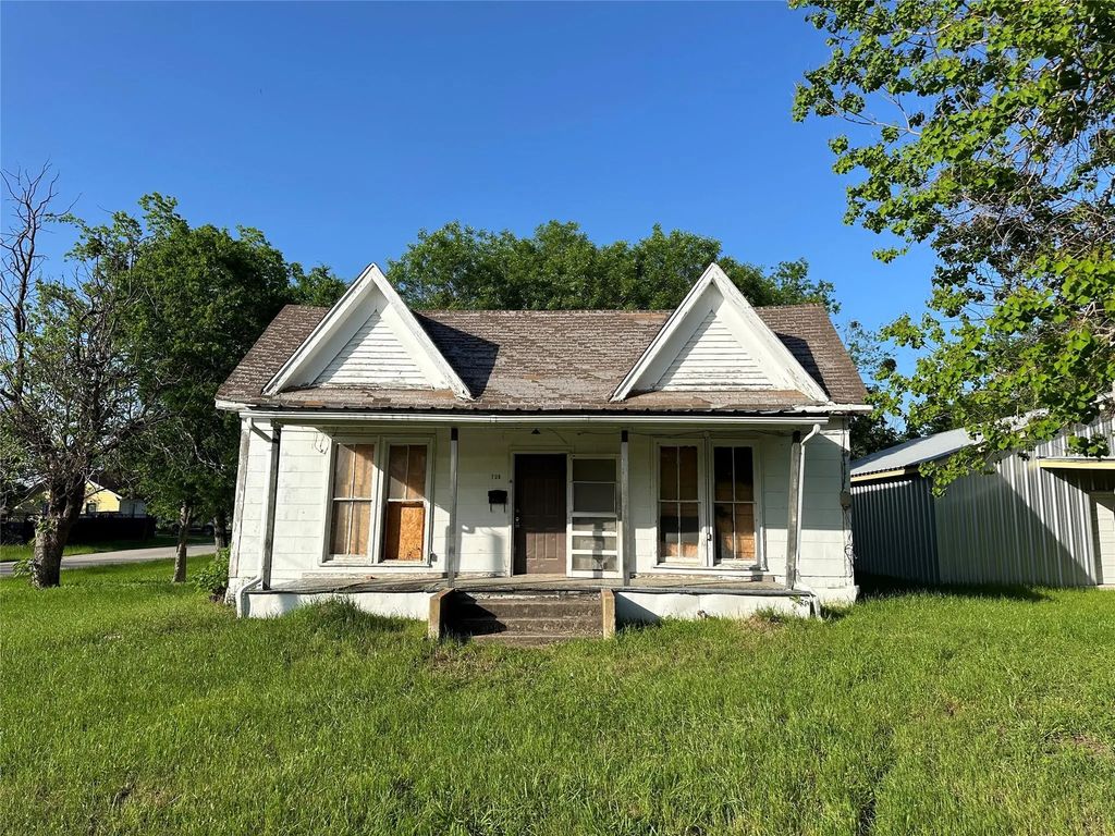 709 W Navasota Street, Groesbeck