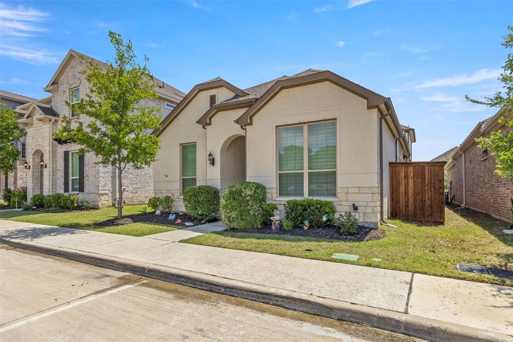 708 Village Green Drive, Argyle