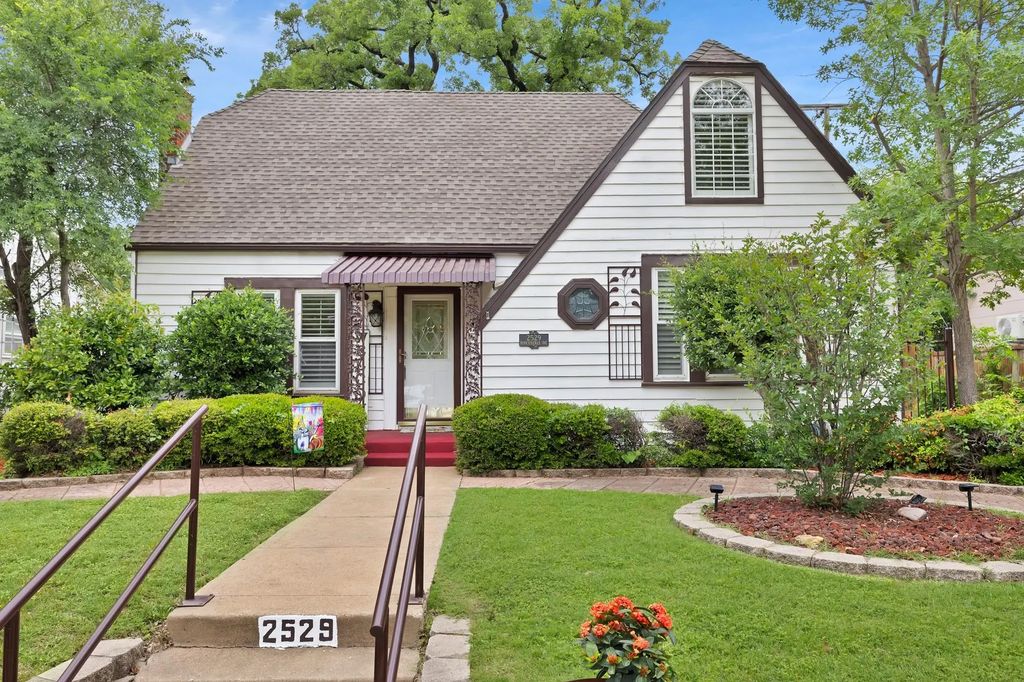 2529 Honeysuckle Avenue, Fort Worth
