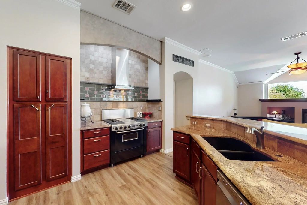 10000 Soriano Street, Denton