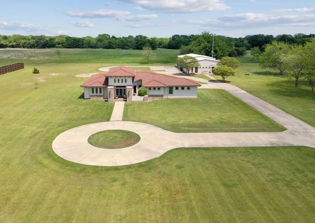 10761 County Road 2326, Terrell