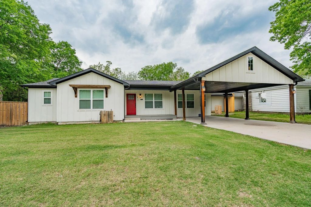 813 Live Oak Street, Royse City