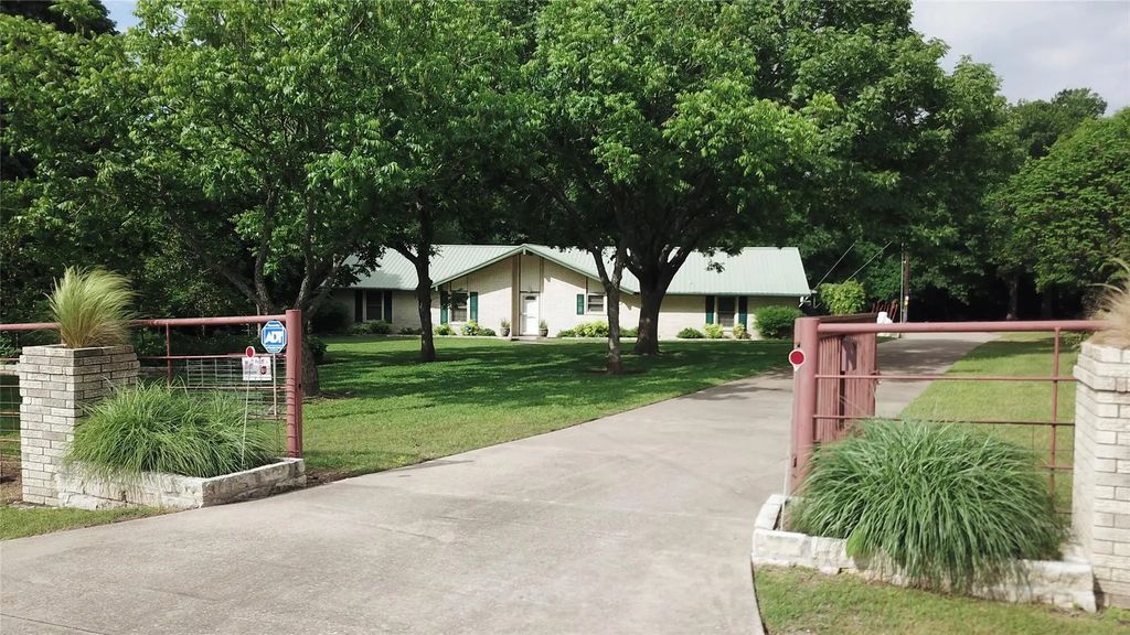 1134 Lakefront Drive, Waxahachie