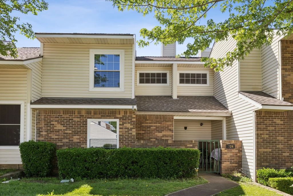 724 Creekwood Court, Lewisville