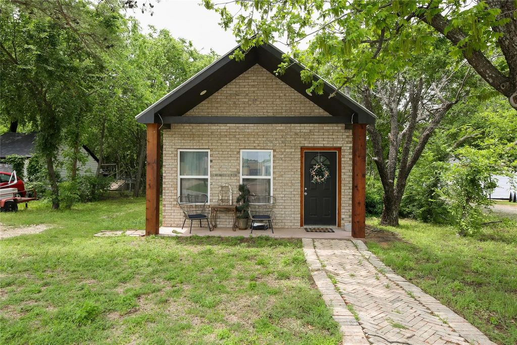 1013 Clay Street, Nocona