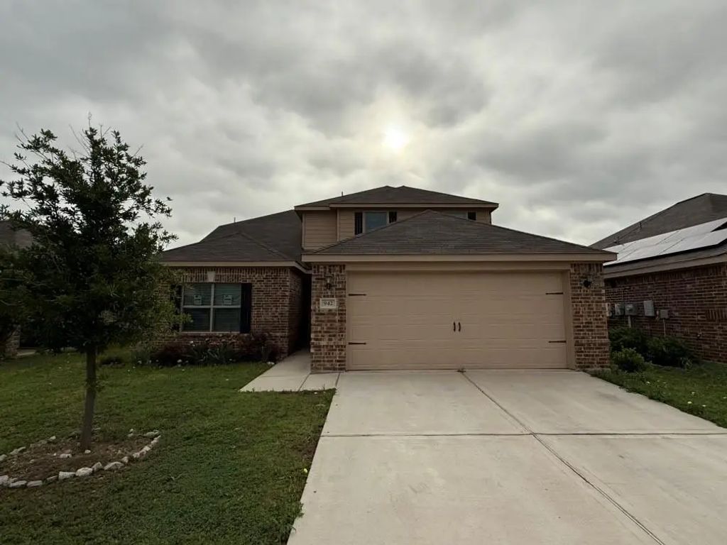942 First Street, Sanger