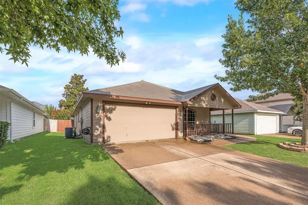 1574 Wildflower Drive, Waxahachie