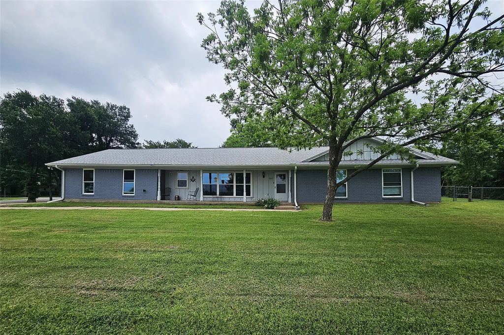 220 N Calhoun Street, Groesbeck