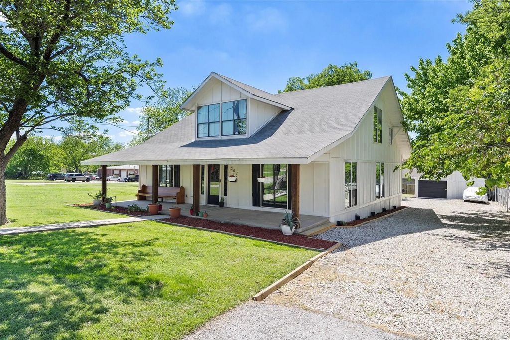 207 N Main Street, Farmersville