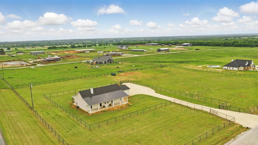 1220 Meadow Bend Circle, Stephenville