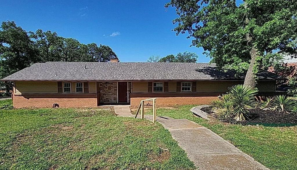 440 Wildwood Lane, Burleson