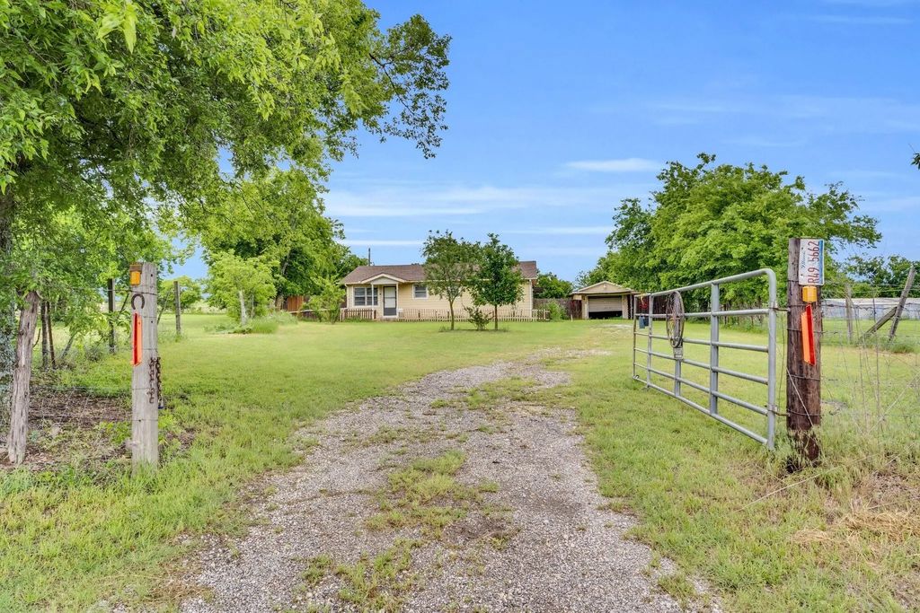 2300 Fm 2331, Godley