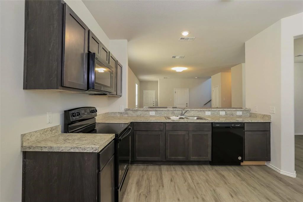 5528 Eagle Point Drive, Fort Worth