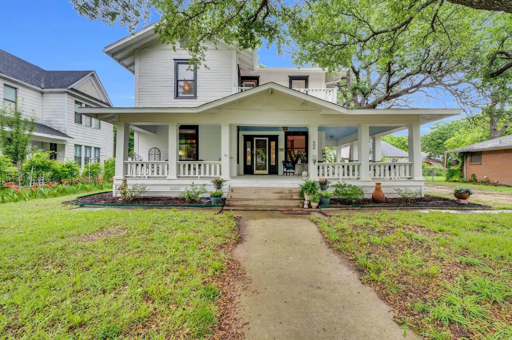 606 N Dallas Street, Ennis