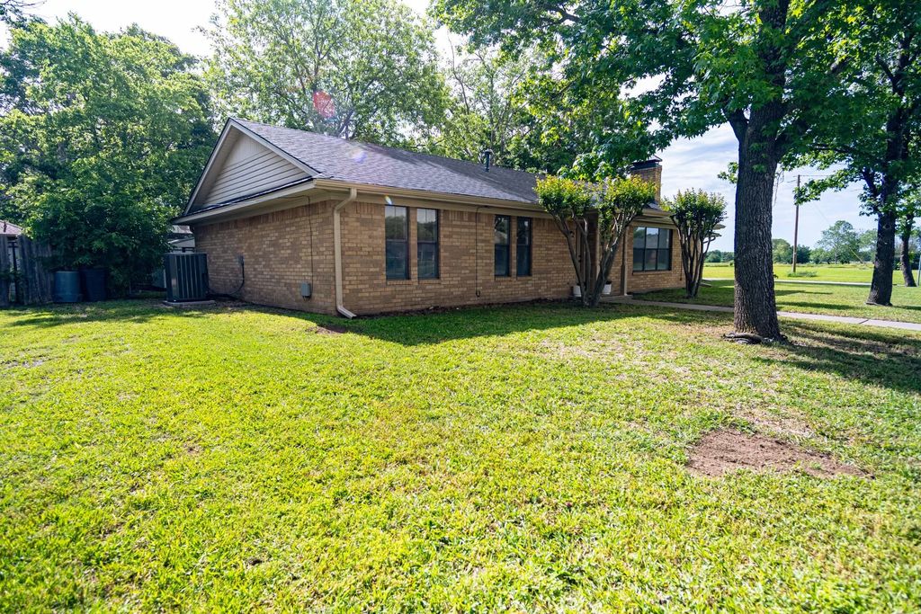 2100 Albert Broadfoot, Bonham