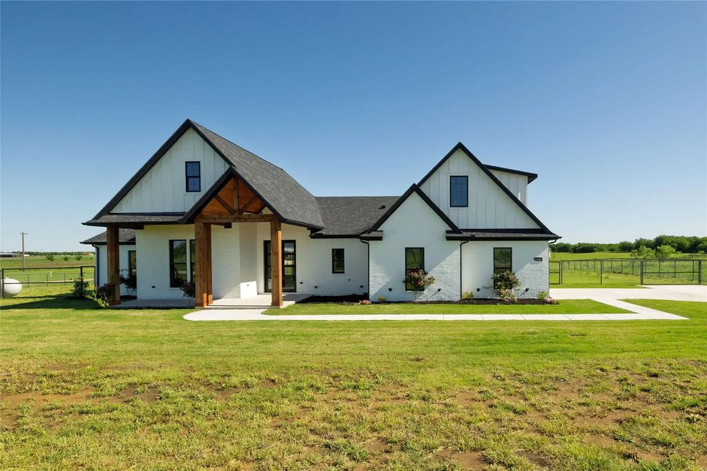 7196 Hawkeye Road, Krum
