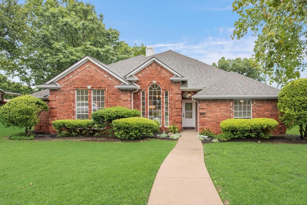907 Sunpoint Circle, Rockwall