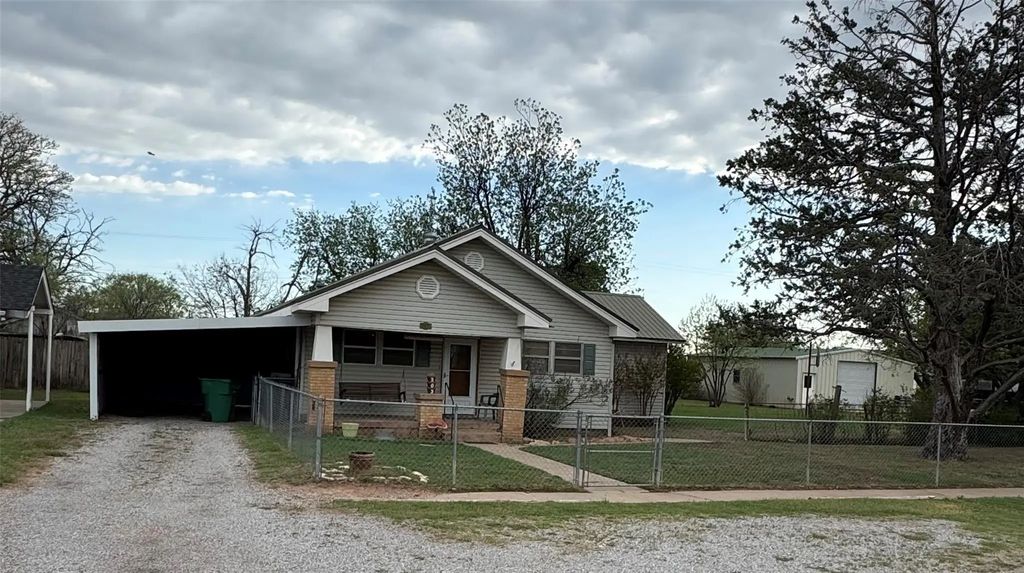 303 E 8th Street, Quanah
