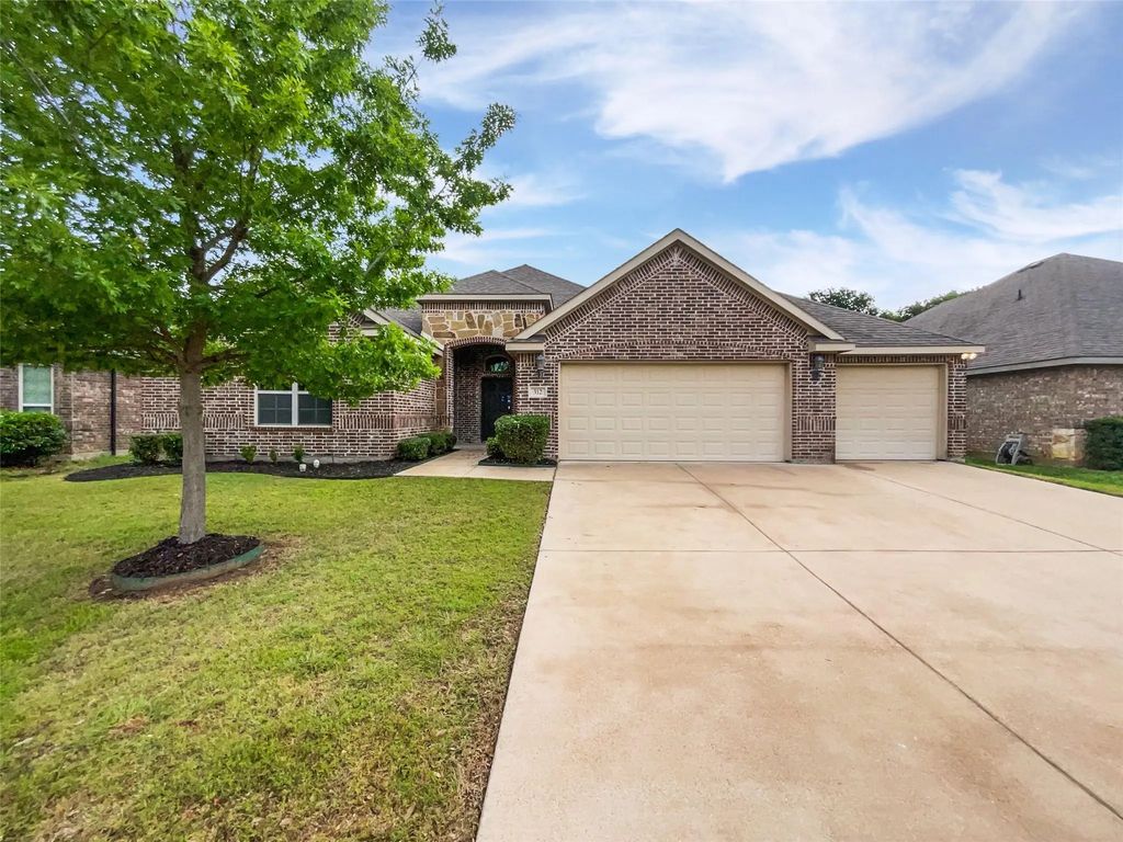 312 Canadian Lane, Burleson