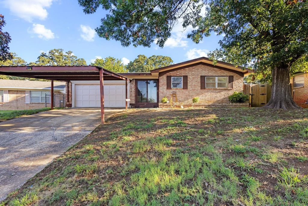 905 Seymore Circle, Denison