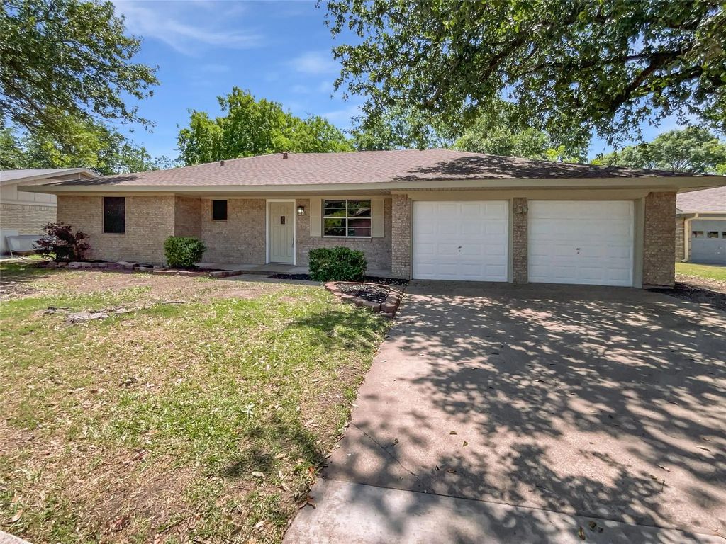 103 Comanche Court, Waxahachie