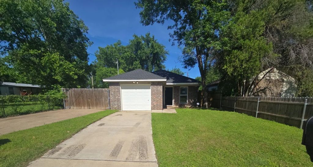 438 Sabine Avenue, Cleburne