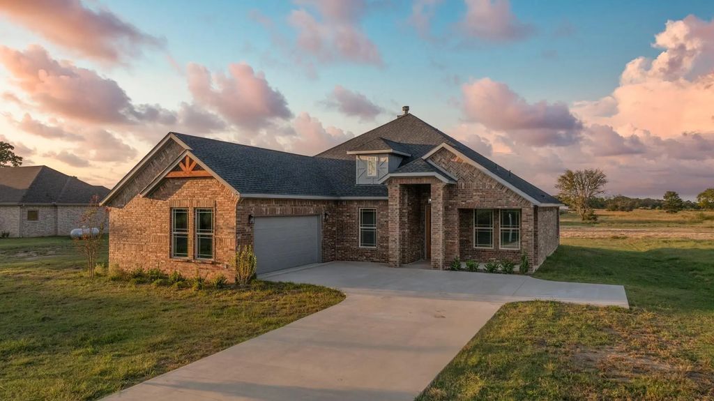 2062 County Road 1612, Alba