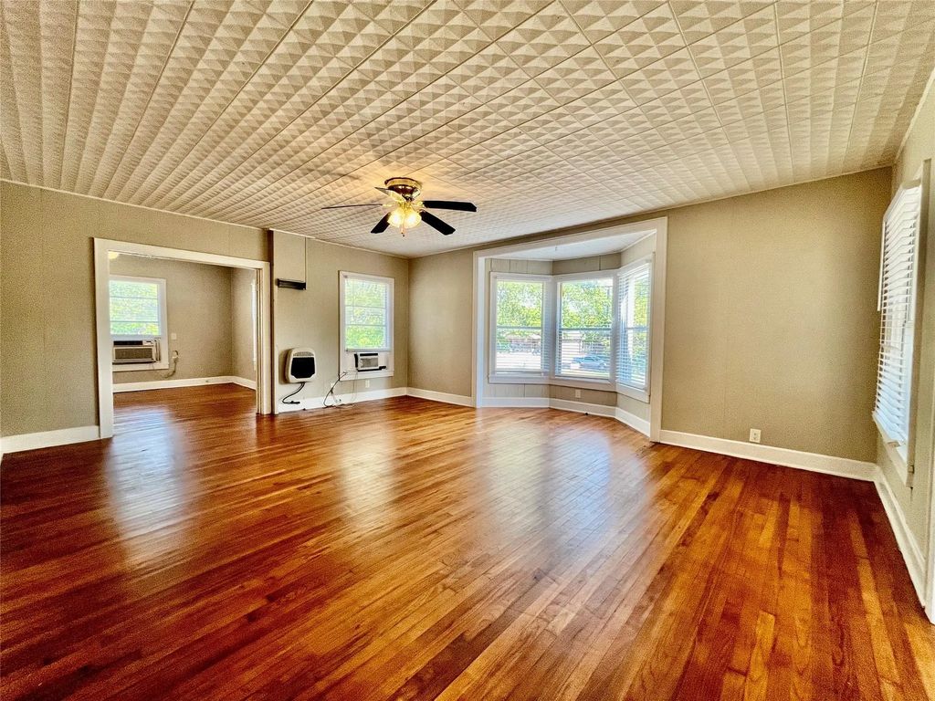 701 W Sycamore Street, Denton