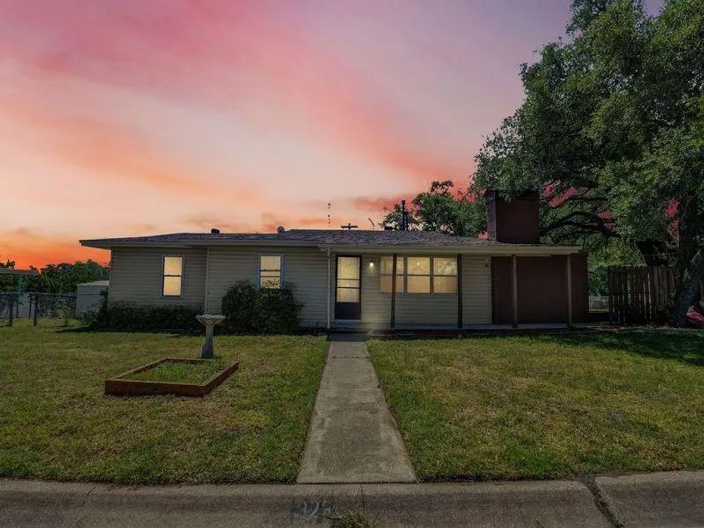323 W Rentz Street, Weatherford