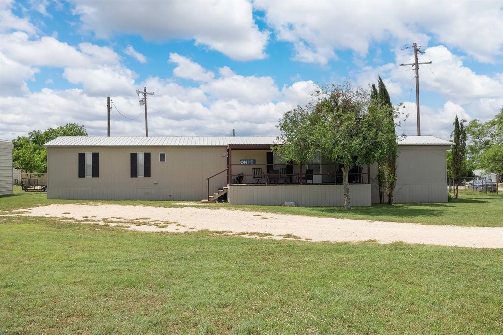 154 Lakeview Dr, Coleman