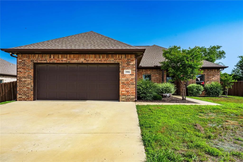2006 Clay Street, Mabank