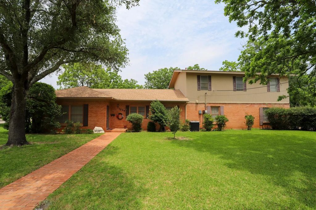 1000 S Harrison Street, McGregor