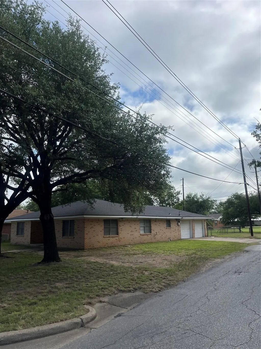 101 Oakland Drive, Lacy Lakeview