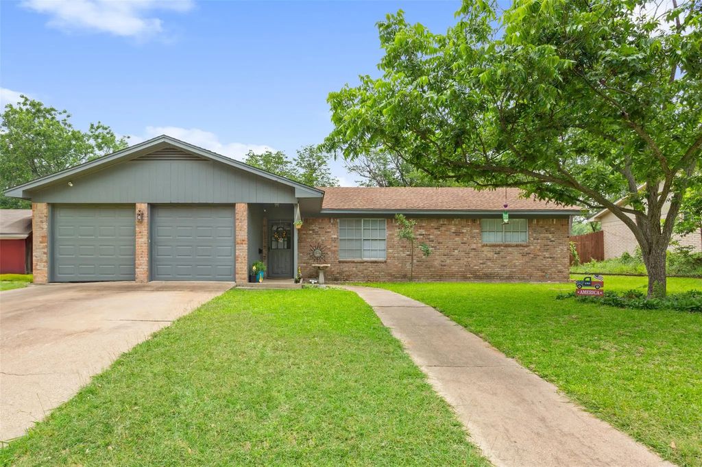 208 Alamosa Drive, Hewitt