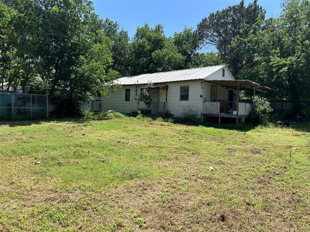 118 County Road 1811, Clifton