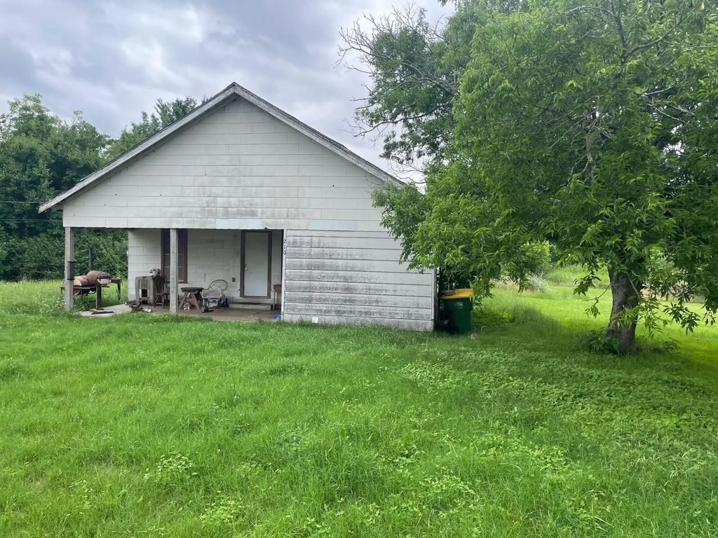 210 E Colorado, Groesbeck