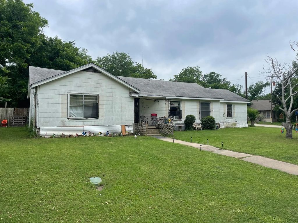 310 W Angeline Street, Groesbeck