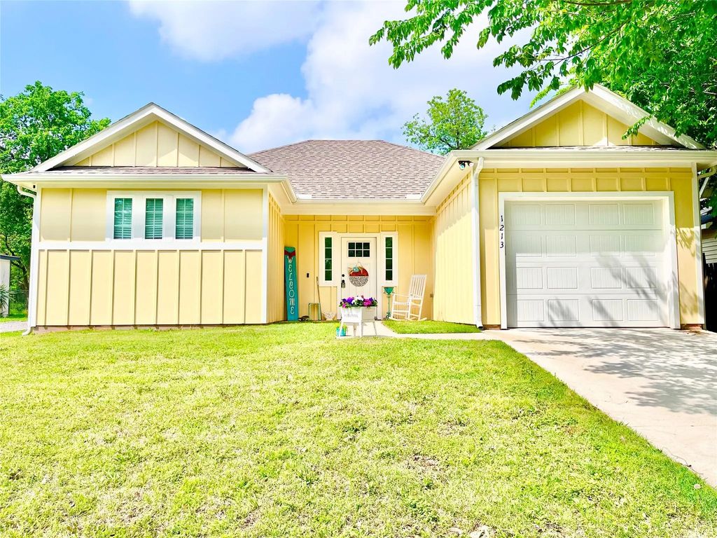 1213 W Woodard Street, Denison