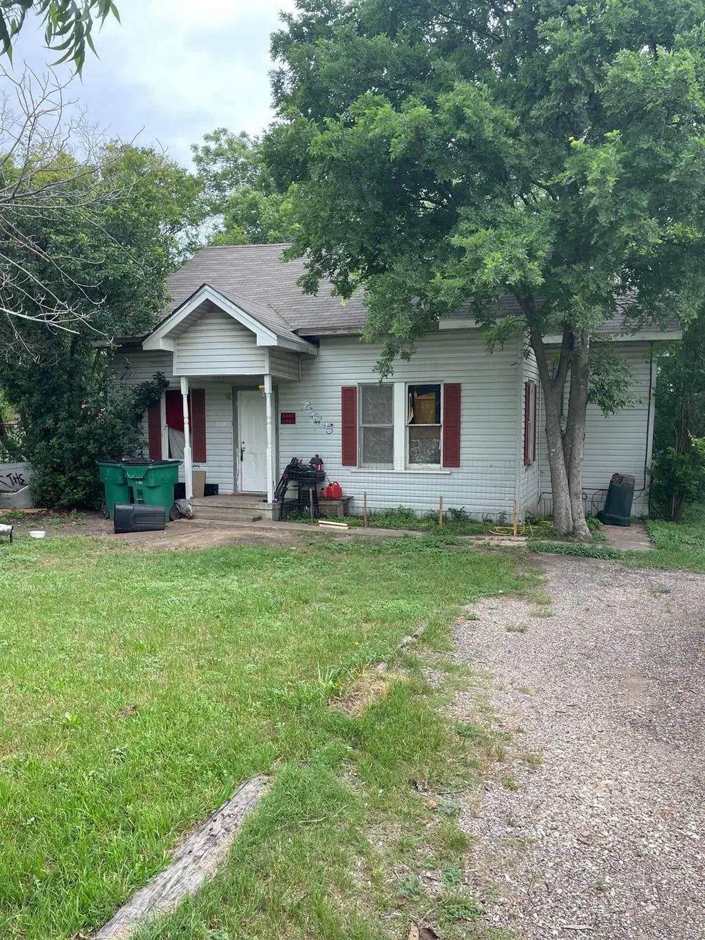205 S Carpenter Street, Mart