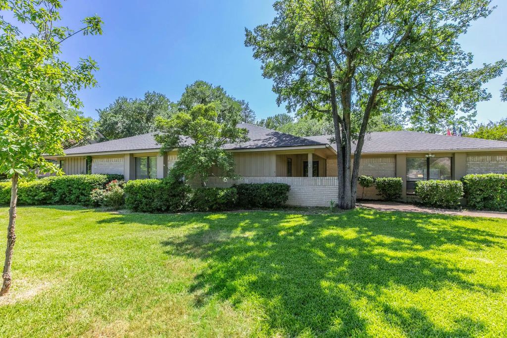 1604 Oak Hollow Drive, Woodway