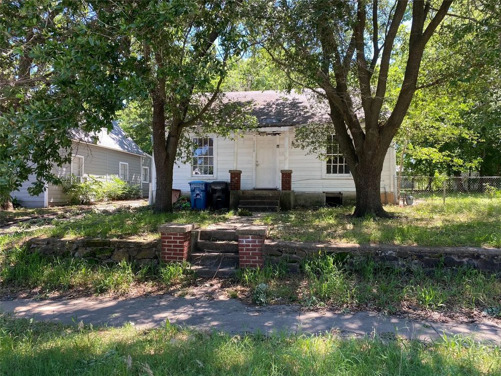 1110 S Houston Avenue, Denison