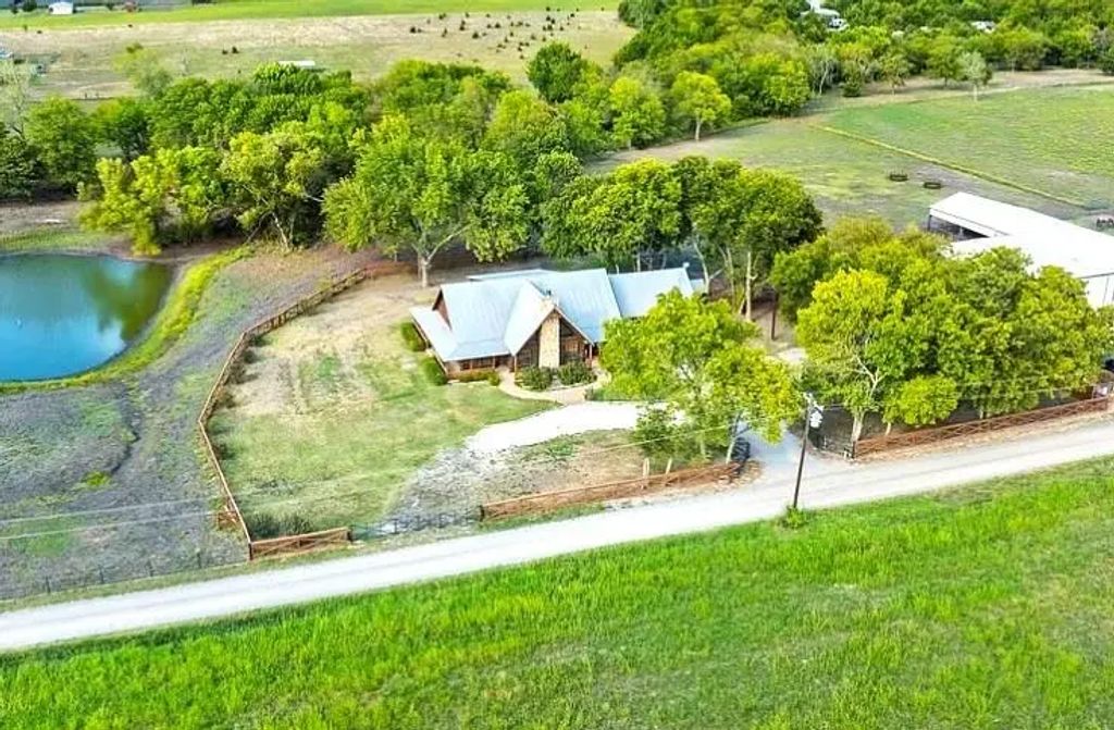 783 County Rd 4420, Whitewright