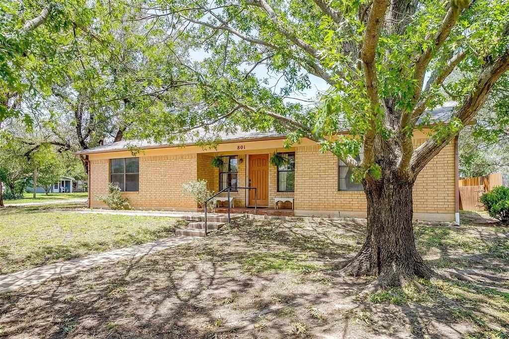 801 E 3rd Street, Weatherford