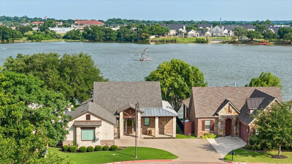 914 Waterpoint Court E, Granbury