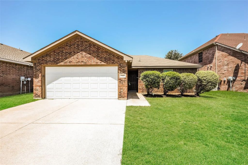 7660 Hollow Forest Drive, Fort Worth